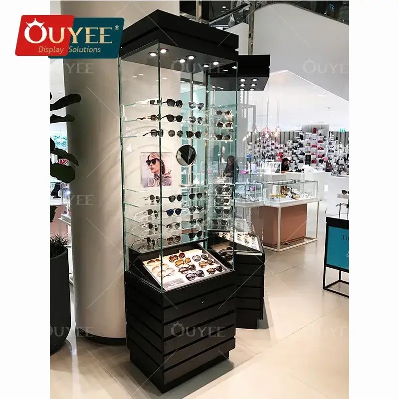 Balcão expositor de vidro para óculos de sol em ótica, feito de madeira. 1