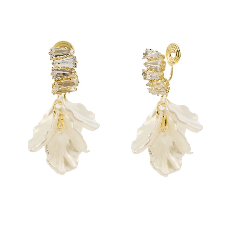 Wholesale Fashion Light Luxury White Shell Anopheles Auriculatus Coil Without Ear Hole Ear Clip Female Earrings 1