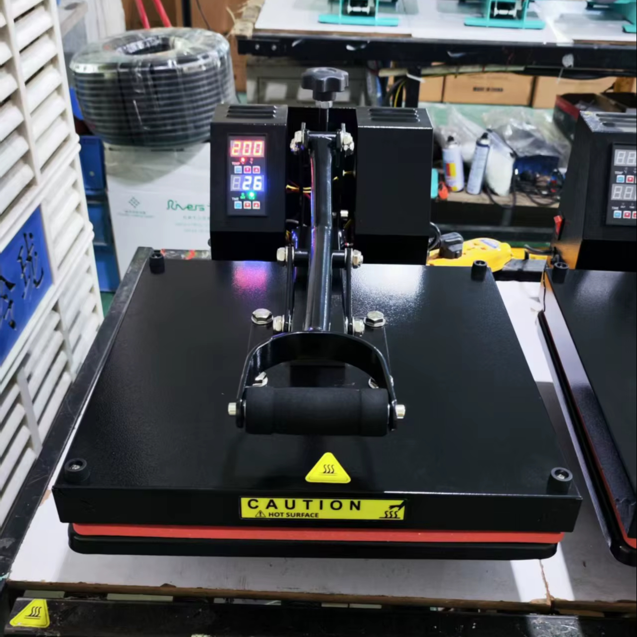 Nouvelle condition T-shirt semi-automatique SUBLIMATION IMPRIDANT FLATBED 38 * 38 cm Type de plaque Machine à chaleur 110V / 220V 1