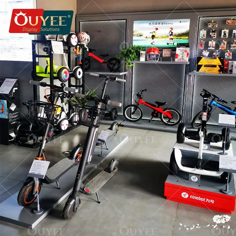 Expositor de madeira personalizado para bicicletas e scooters elétricas. 1