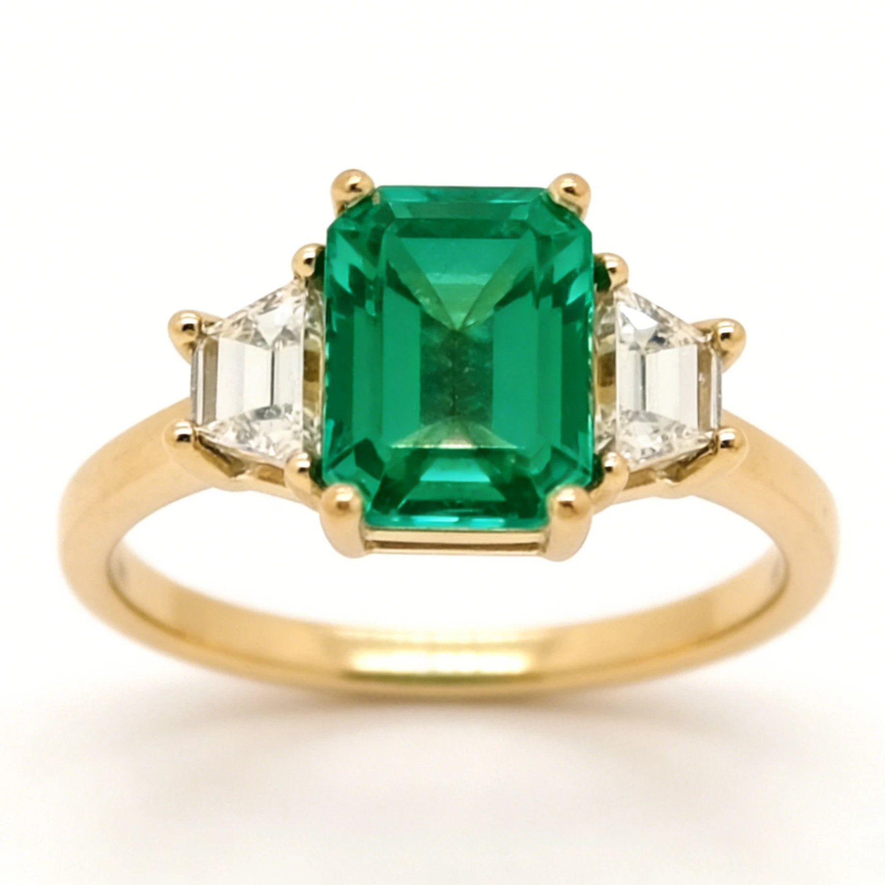 Anello di fidanzamento in oro giallo 18 carati con pietra preziosa verde taglio smeraldo e fede nuziale con tre diamanti taglio baguette affusolati per lei 1