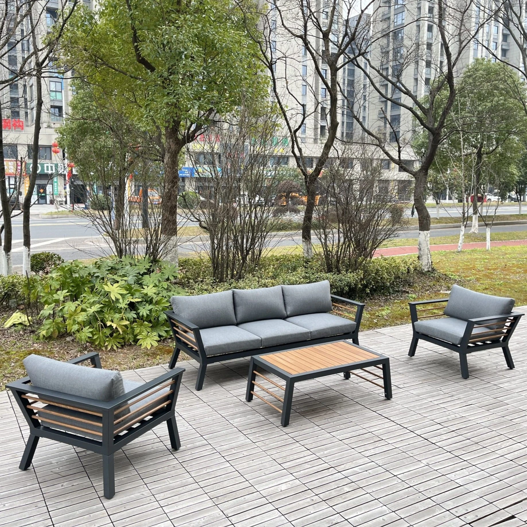 Ensemble de salon de jardin en aluminium imperméable avec table basse et canapé intégré. 1