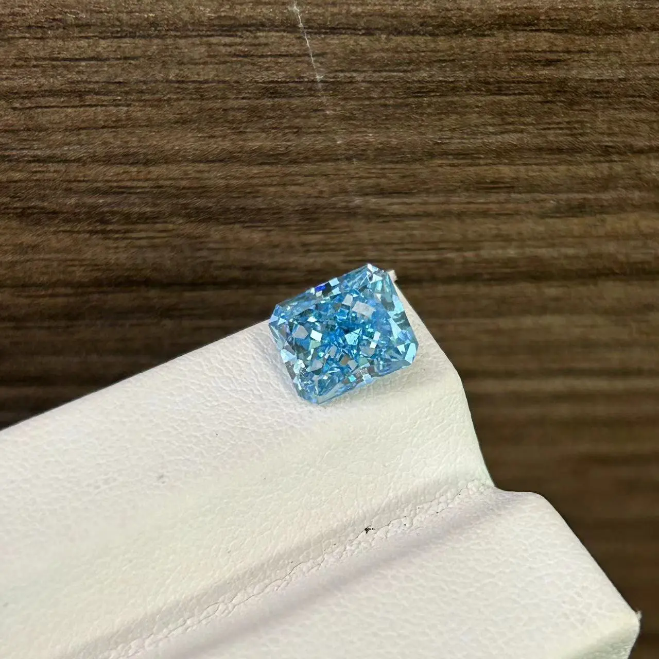 Lab Created Radiant Diamond 1-10ct VVS Clarity IGI GIA Certified Blue CVD 1