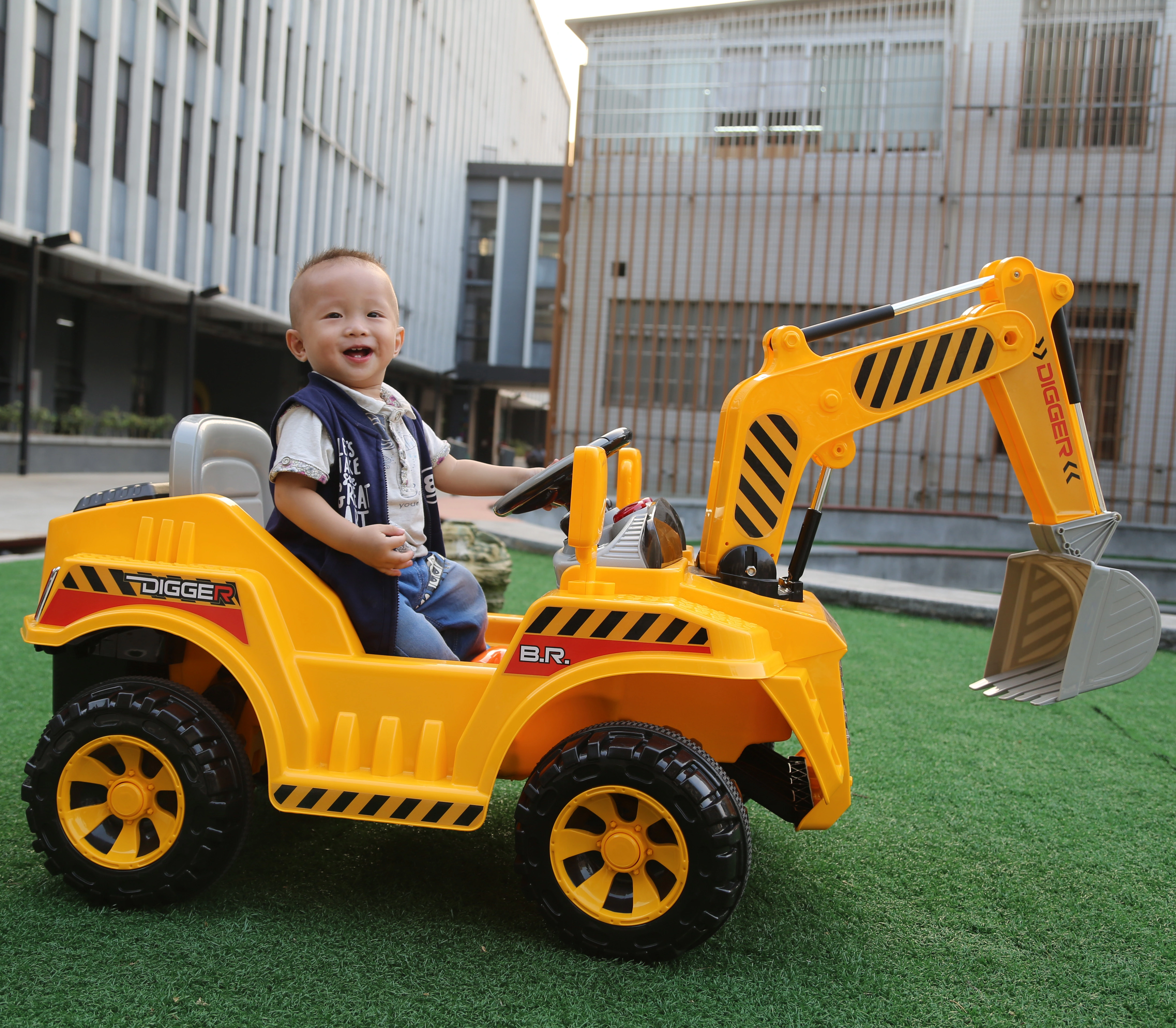 Kids Electric Ride On Digger With Rechargeable Battery Charger Front Light Safety Brake 1