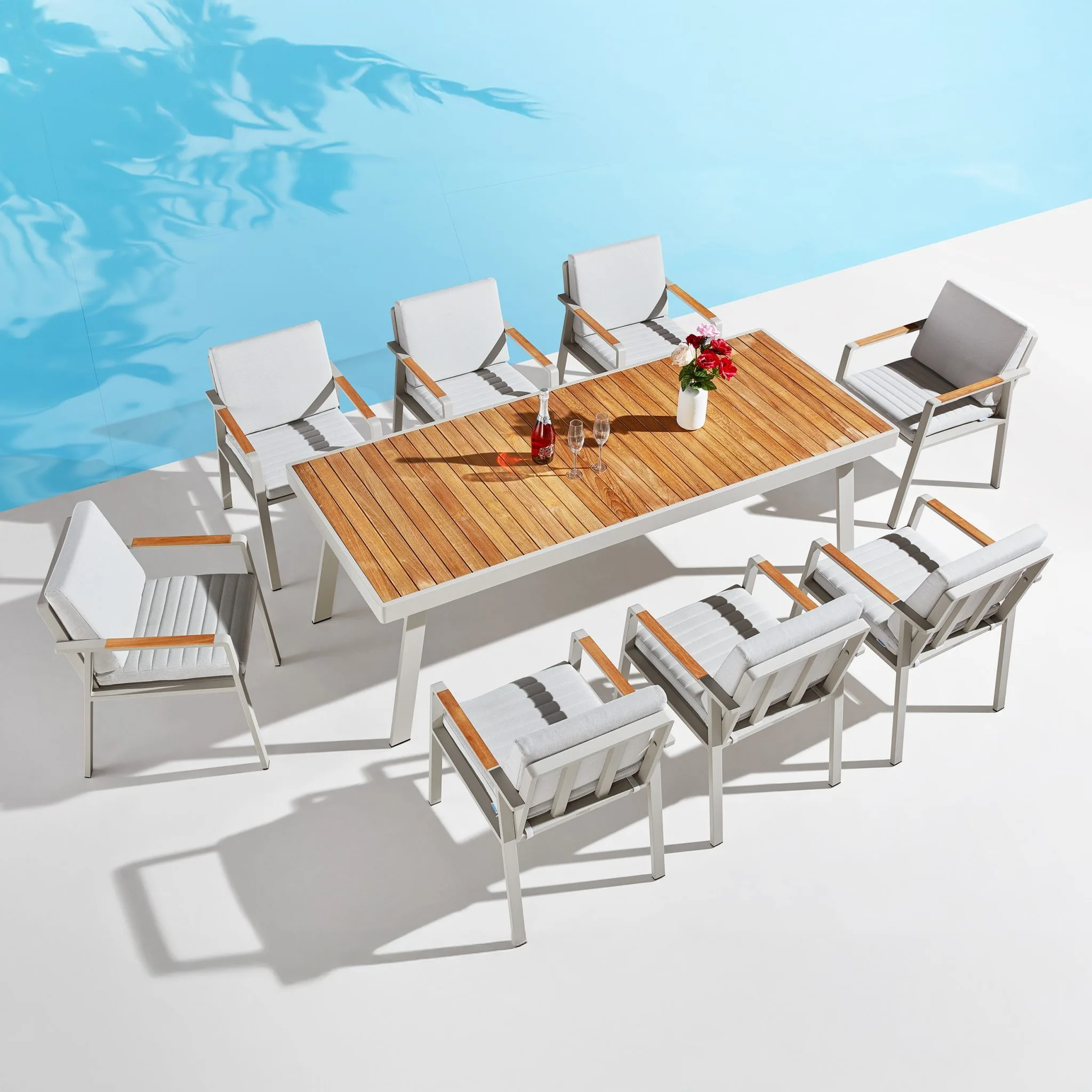 Ensemble de salle à manger de jardin imperméable avec grand fauteuil, table et chaises de style restaurant moderne, idéal pour un balcon ou un hôtel. 1