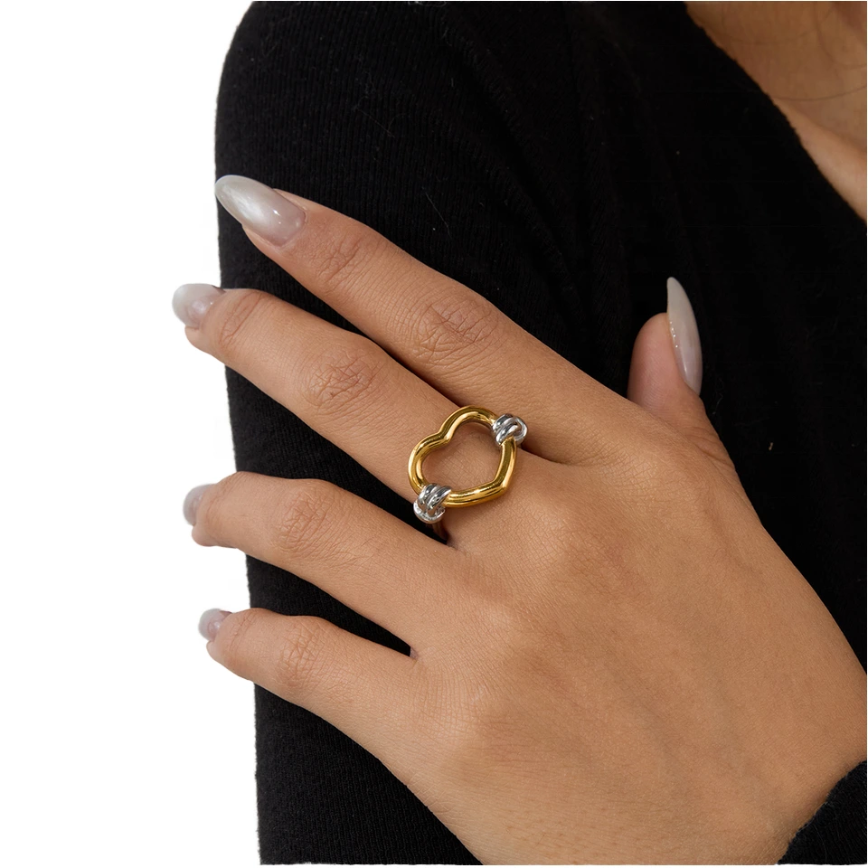 Anillo minimalista y versátil de acero inoxidable tejido con doble nudo. 1