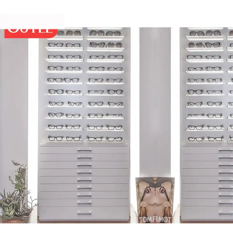 Mobilier sur mesure pour magasin d'optique, présentoir à lunettes 1