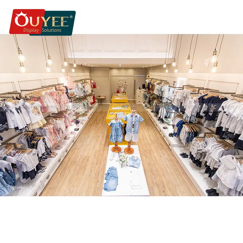 Kleiderständer aus Holz, Kleiderregale und goldene Ladentheke für Bekleidung 1