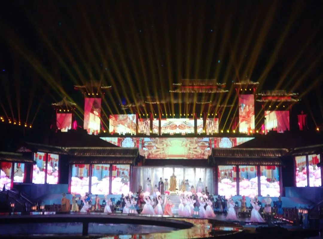 De gele rivierlichten verlichten de oude charme van Jiucheng Palace 3