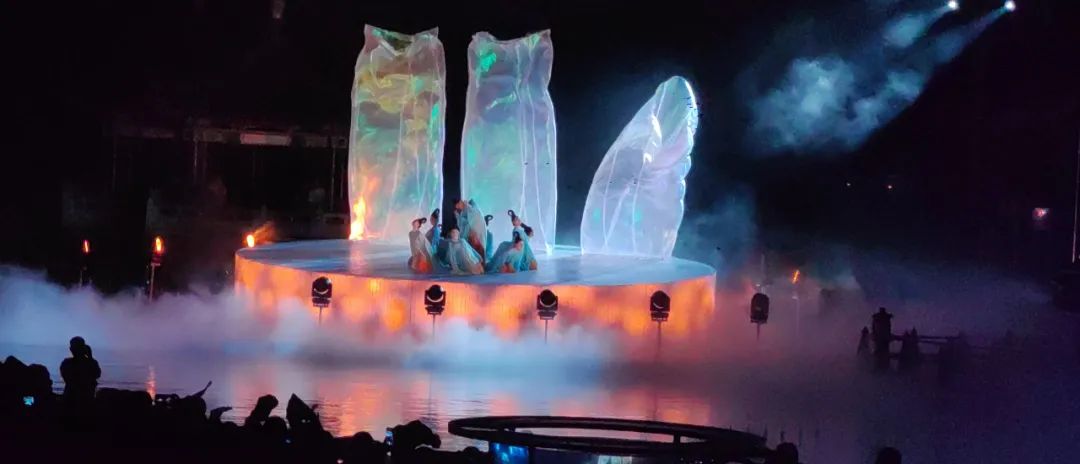 De gele rivierlichten verlichten de oude charme van Jiucheng Palace 4