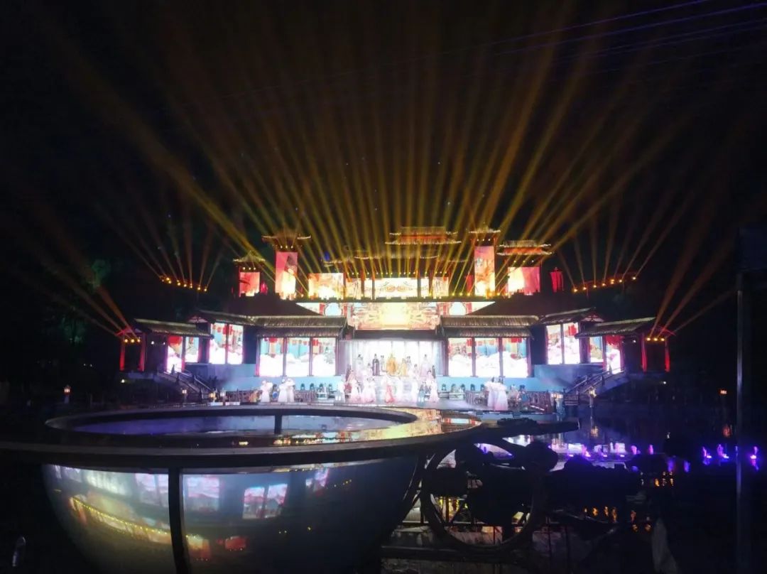 De gele rivierlichten verlichten de oude charme van Jiucheng Palace 1