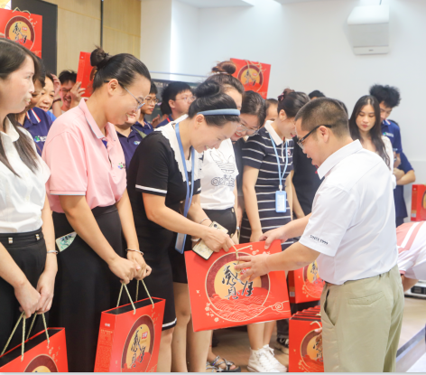 お祝いの季節を照らします：イエローリバー照明のムーンケーキジェスチャー従業員|黄河 1