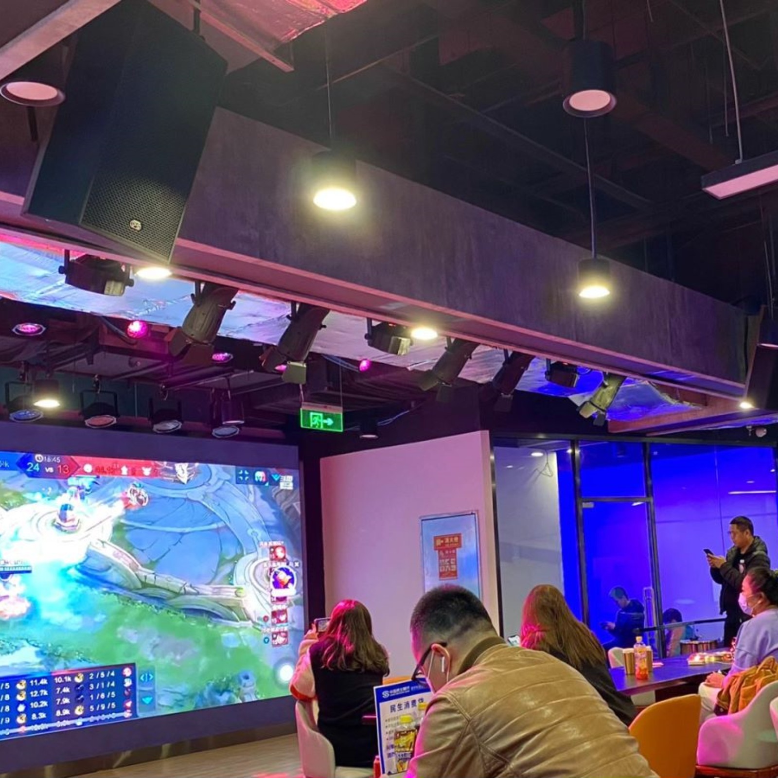 Lugares de deportes electrónicos con nuestra luz de cabeza en movimiento, luz par y luz de estudio 2