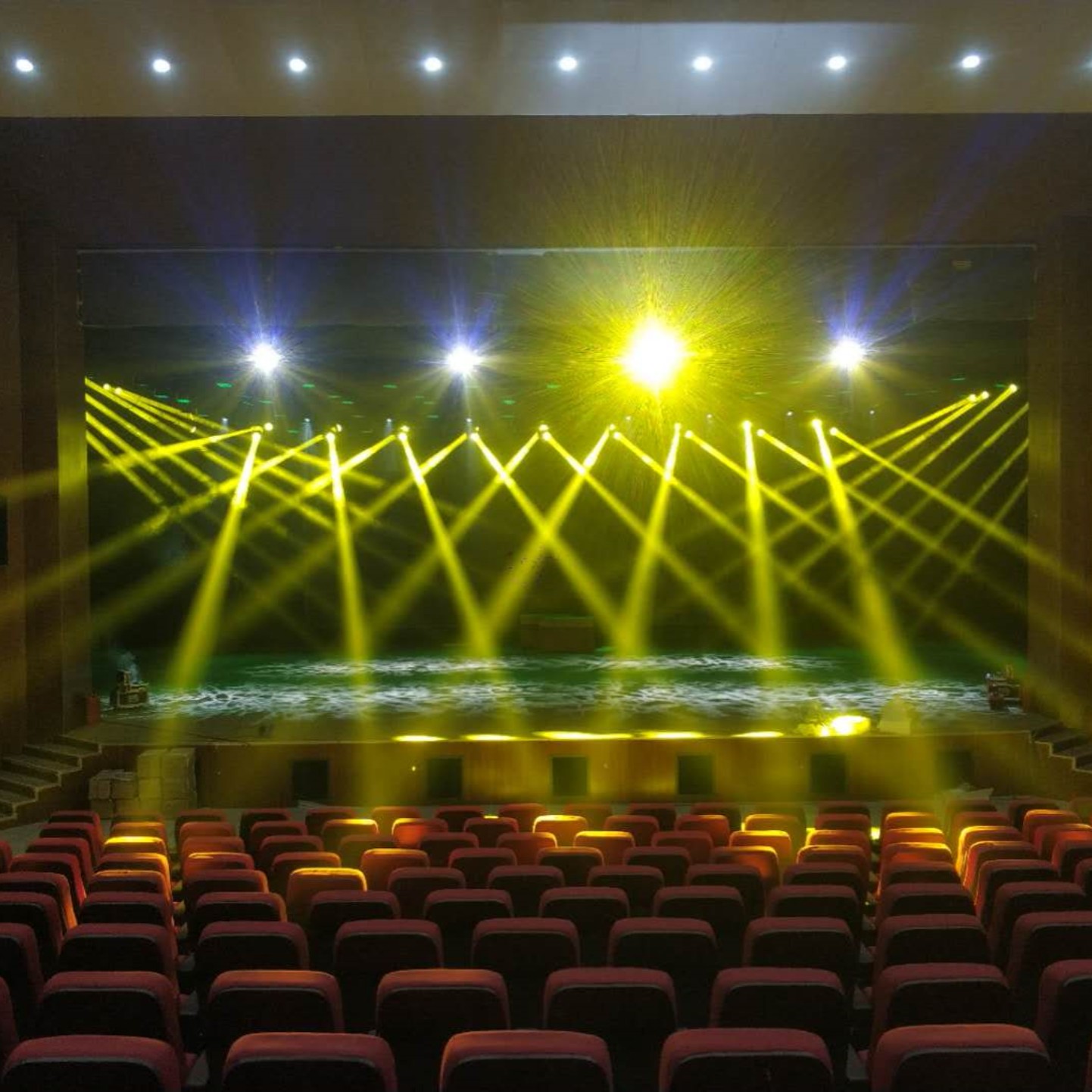 イエローリバー照明付きの劇​​場 1