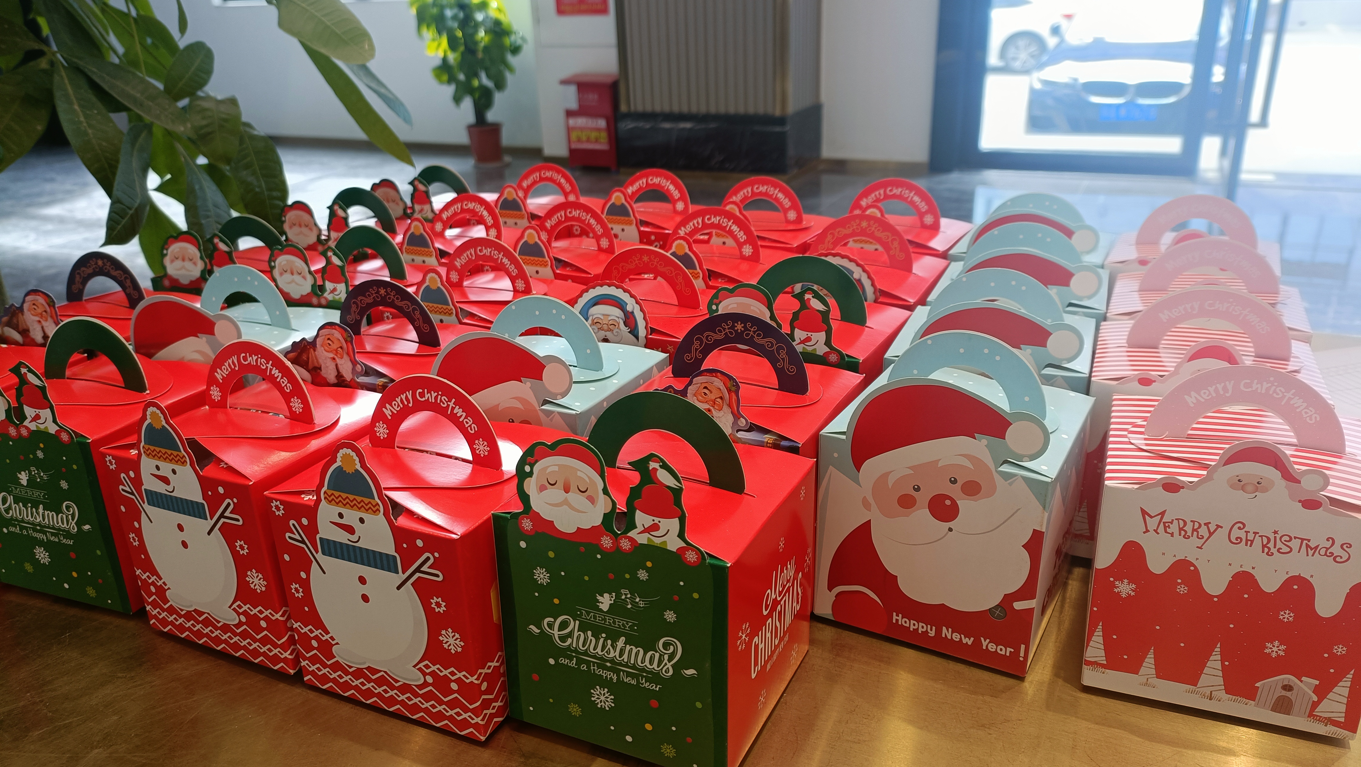 Gelbe Flussbeleuchtung wünscht Ihnen frohe Weihnachten 1