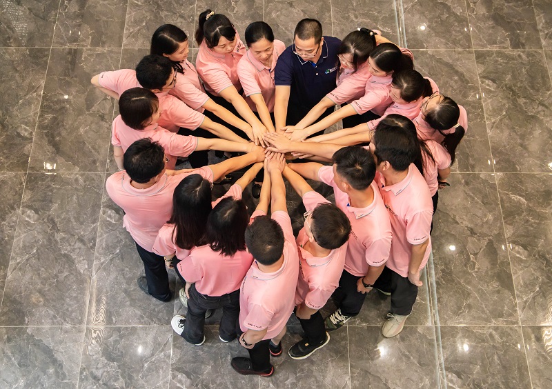 Yellow River Lighting family play harder,work harder 3