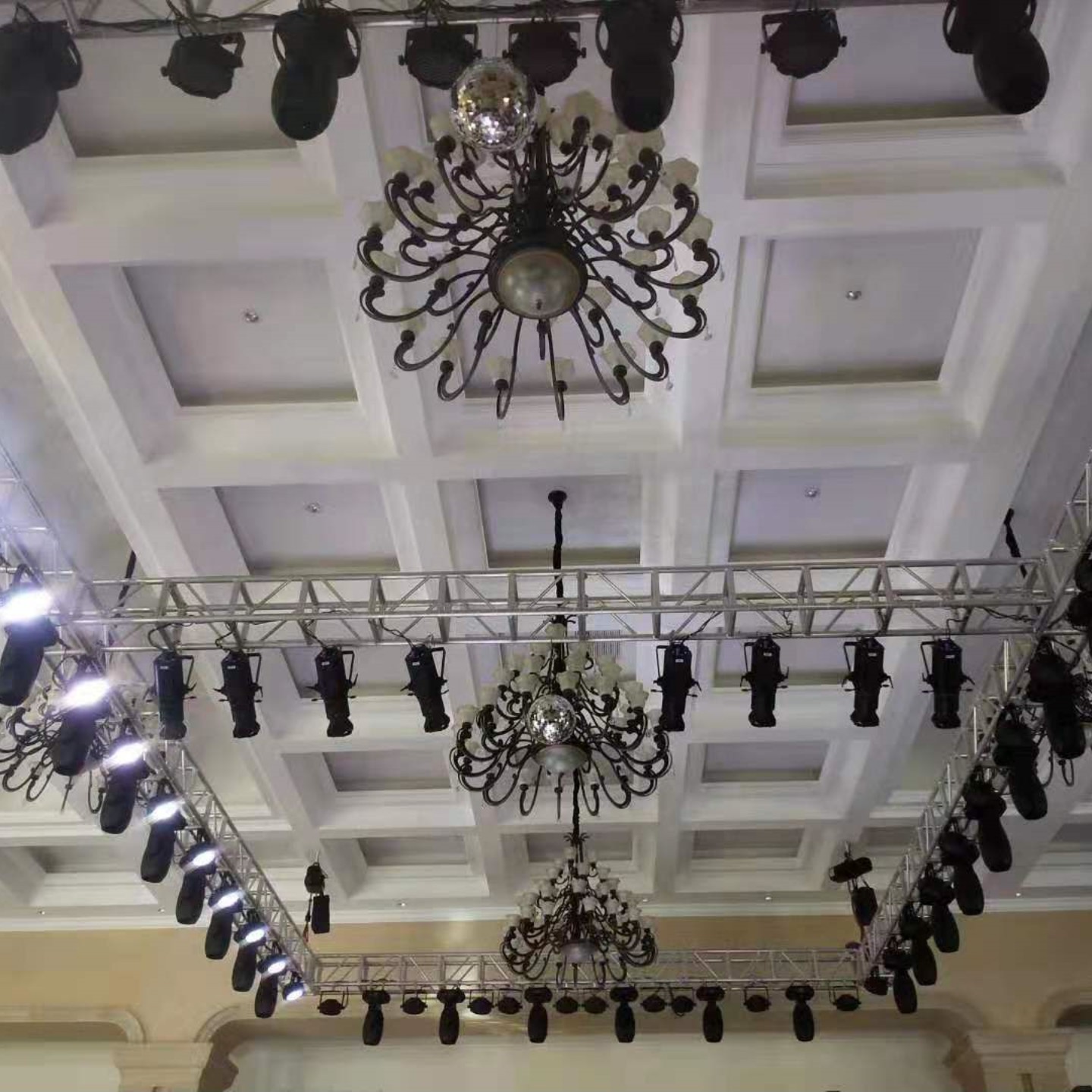 アリスマナーで使用されるプロフェッショナルLED移動ヘッドビーム - イエローリバー照明工場 1