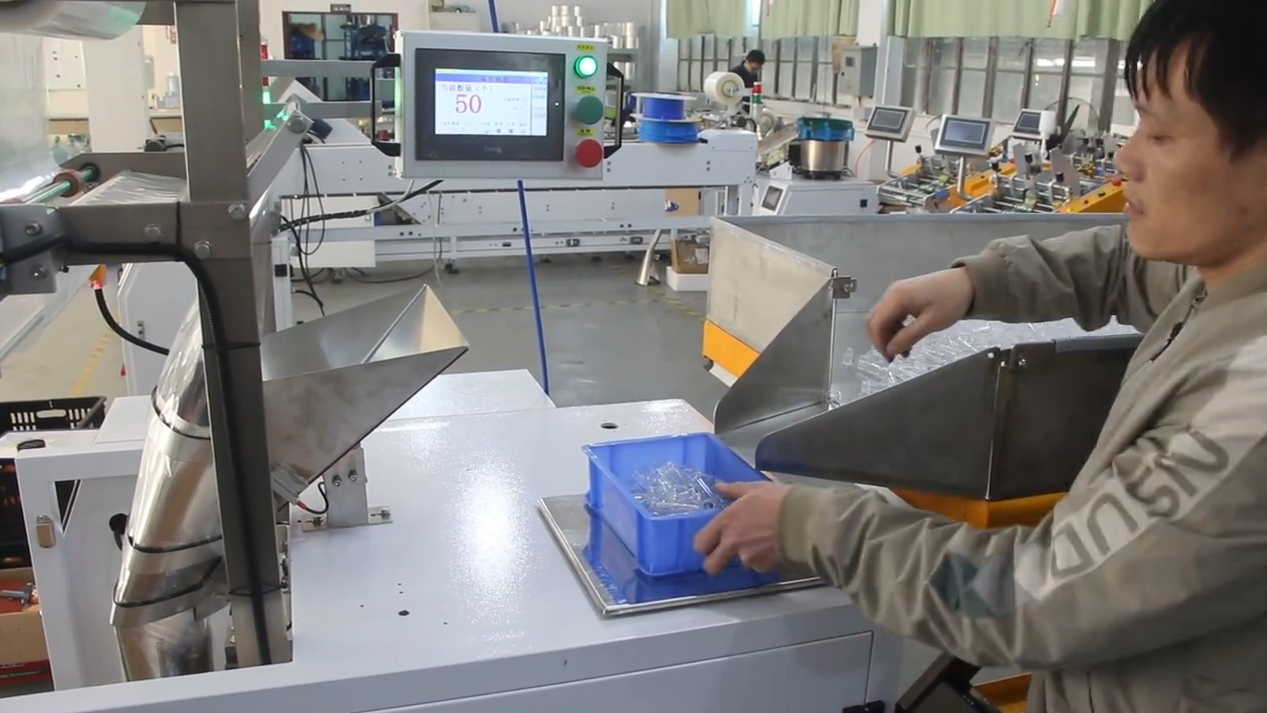 A Bulk Products Packaging Machine for Plastic Parts manufacturers | Xingke 6