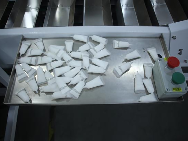 Furniture parts packaging machine 5