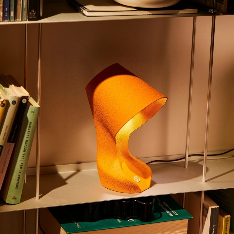 Lámpara de mesa multicolor de diseño creativo e irregular 1