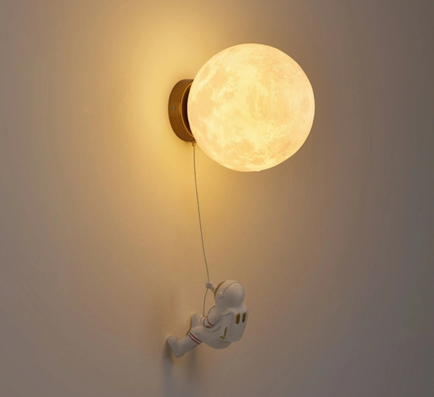 Настенный светильник «Луна с подвесным космонавтом» 1