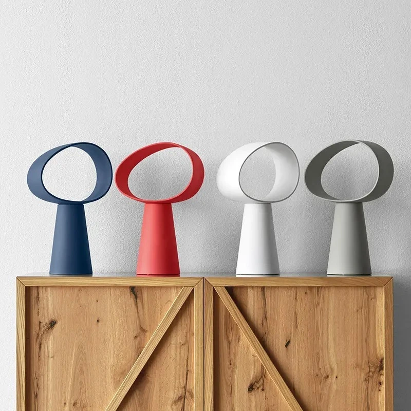 Table de chevet/bureau minimaliste, moderne et personnalisée, avec lampe décorative. 1