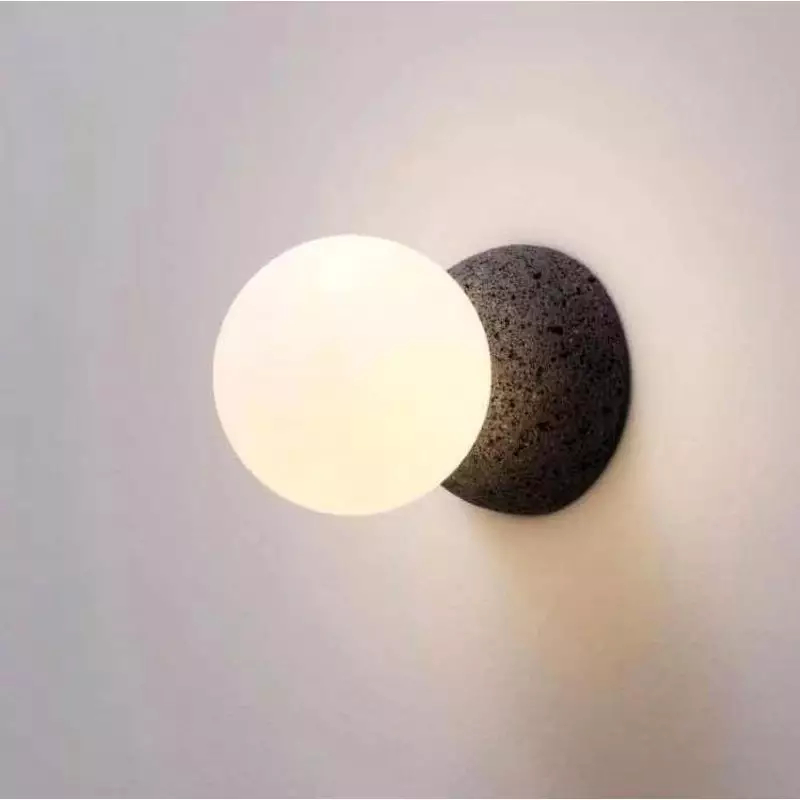 Lámpara de pared de resina con globo redondo de cristal blanco. 4