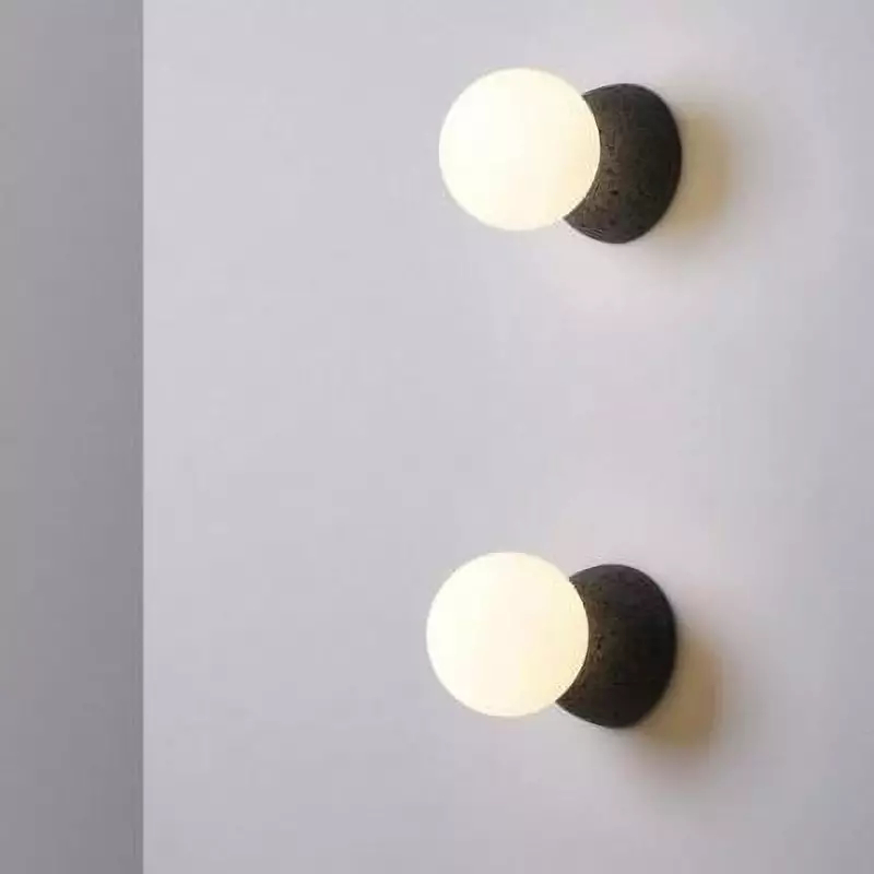 Lámpara de pared de resina con globo redondo de cristal blanco. 3