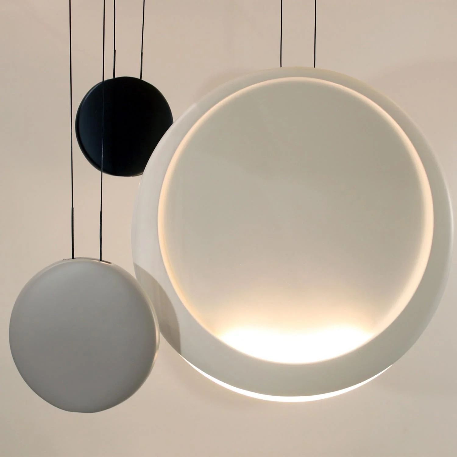 Suspension LED minimaliste en forme de croissant – Lampe suspendue circulaire moderne pour chambre et salle à manger 1