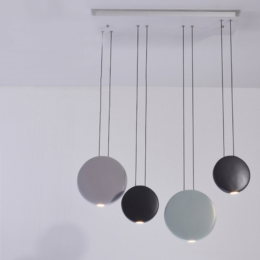 Современный минималистичный подвесной светодиодный светильник в форме диска — изящная круглая подвесная лампа с направленным свечением. 1