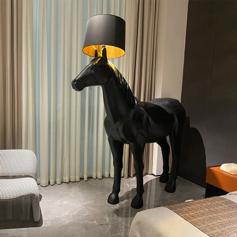 Lampadaire Cheval à Cheval, corps sculpté en fibre de verre avec base en marbre naturel, lampe de sol d'art moderne avec abat-jour en tissu 1