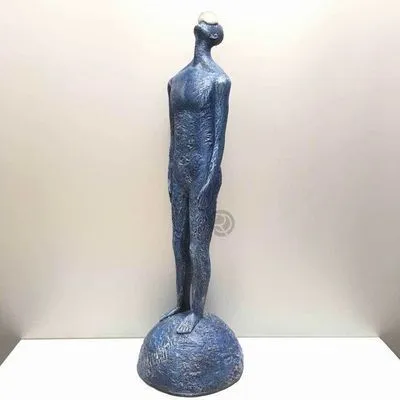 Абстрактная скульптура человеческой фигуры с прозрачным шаром, современная статуэтка из смолы для украшения дома и офиса. 1