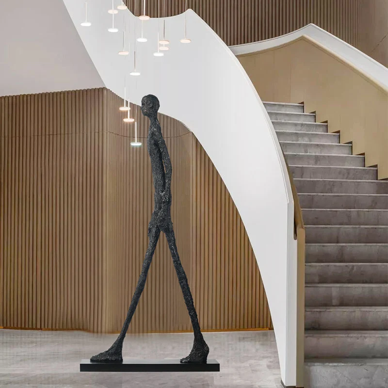 Statue de sol abstraite représentant une silhouette humaine en marche, sculpture texturée d'art moderne, grande décoration pour hall d'hôtel, salle d'exposition, salon et espaces commerciaux. 1