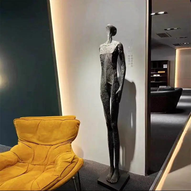 Statue de sol abstraite texturée représentant une figure humaine debout, sculpture moderne de grande taille et allongée, décoration pour hall d'hôtel, salle d'exposition, salon et espaces commerciaux. 1