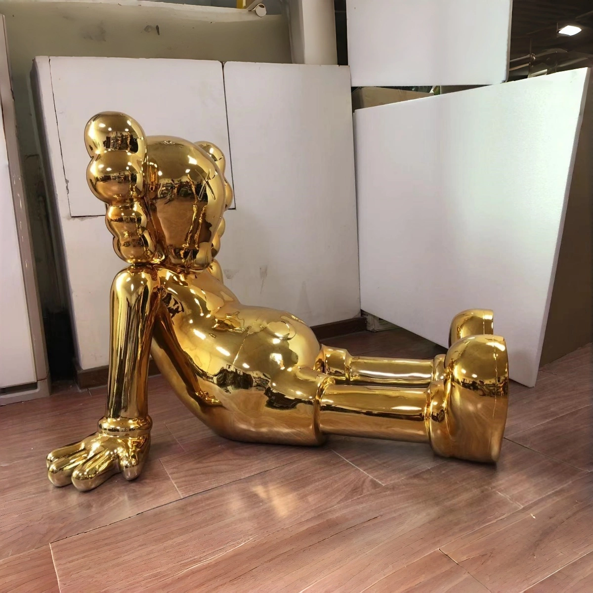 Позолоченная скульптура-компаньон в стиле KAWS, большая статуя в стиле городского искусства для гостиной, вестибюля отеля и коммерческих помещений. 1