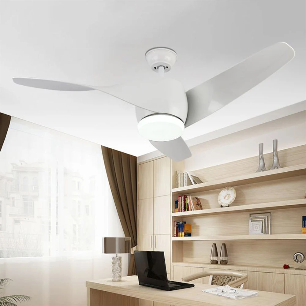 Ventilateur de plafond blanc minimaliste avec lampe intégrée, 3 pales, silencieux et réversible, idéal pour les salons et chambres contemporains. 1