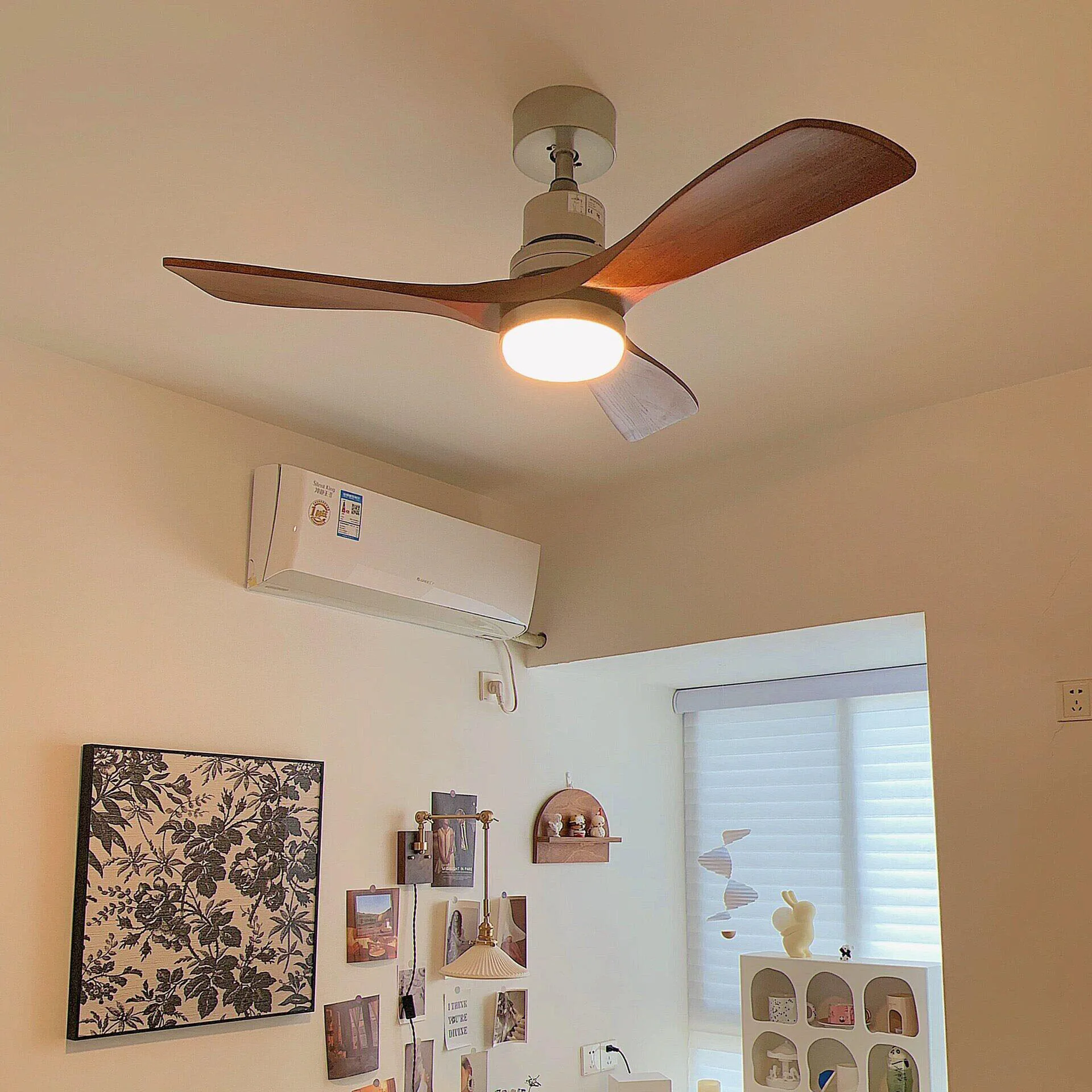 Ventilador de techo con luz, 3 aspas, silencioso, reversible y con una estética natural para espacios acogedores. 1