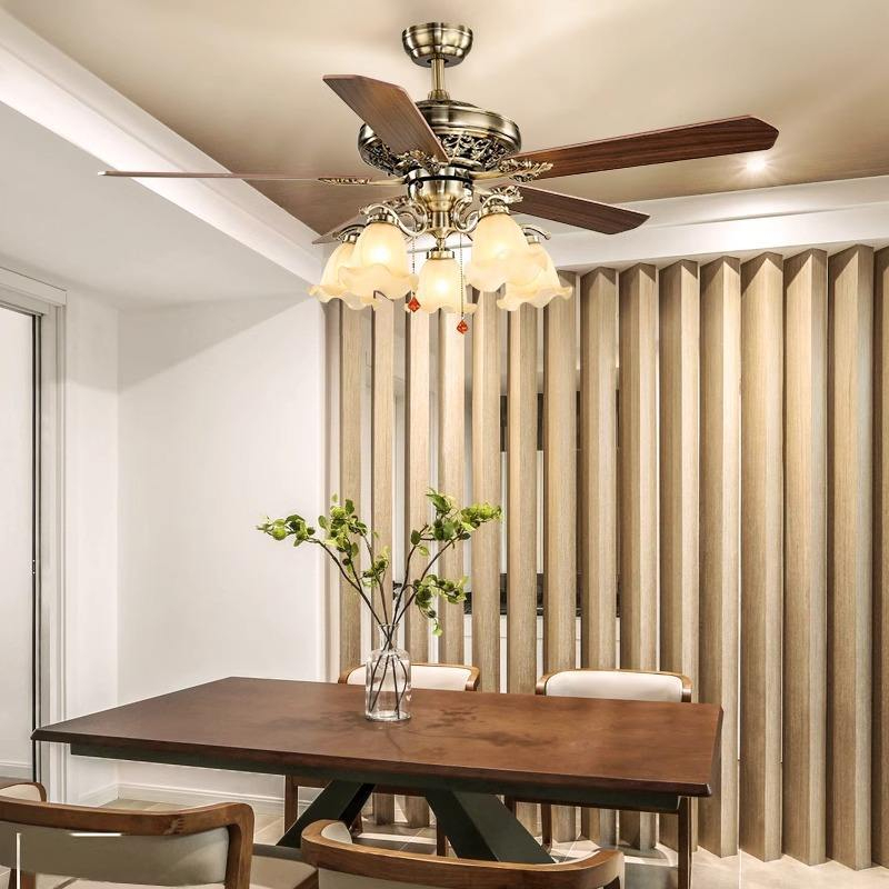 Lámpara de techo de lujo estilo vintage con ventilador, elaborados detalles metálicos y pantallas de vidrio esmerilado para sala de estar, dormitorio y comedor (HTD-621) 1