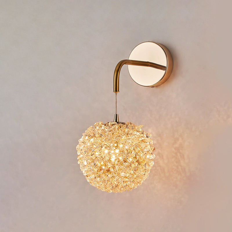 Applique murale moderne et luxueuse en forme de boule de cristal avec éclairage LED et cadre doré, idéale pour la chambre, la table de chevet ou le salon (HTD-IWCR400B31). 1