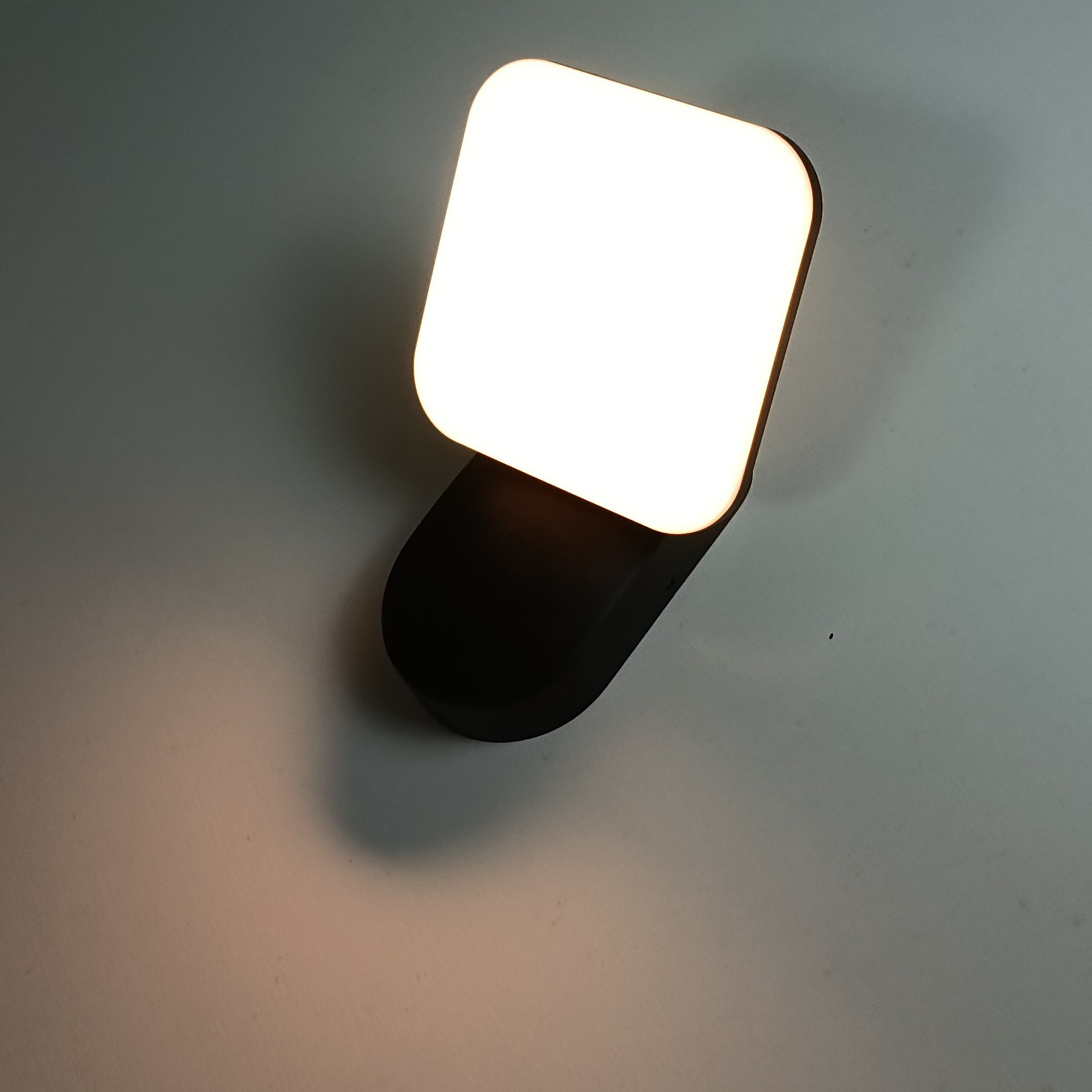 Aplique de pared exterior moderno y ajustable, diseño de cabezal oscilante con base ovalada y panel luminoso inclinado, negro, blanco y gris, HTD-EW4418-4 1