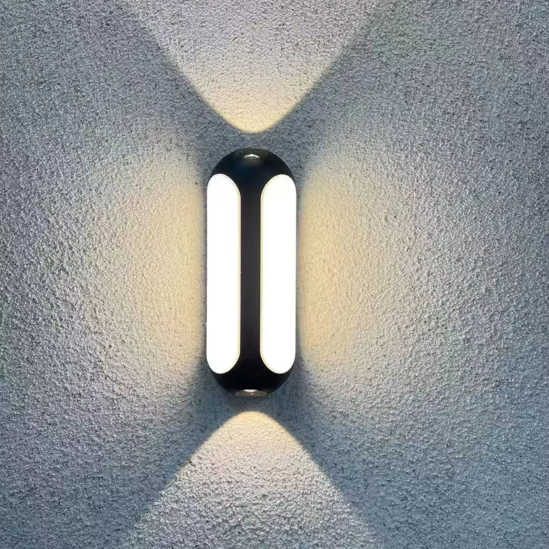 Aplique de pared exterior moderno tipo cápsula, cuerpo ovalado con paneles luminosos verticales dobles y haces de luz ascendentes y descendentes, negro, blanco y gris, HTD-EW4208 1