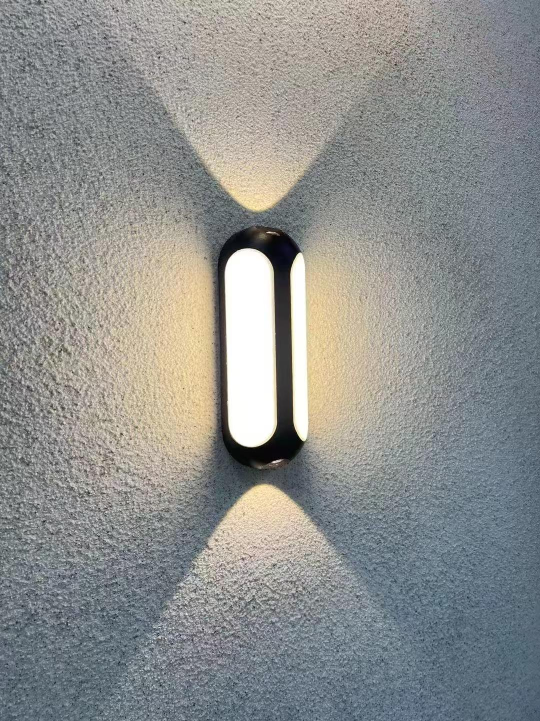 Aplique de pared exterior moderno tipo cápsula, cuerpo ovalado con paneles luminosos verticales dobles y haces de luz ascendentes y descendentes, negro, blanco y gris, HTD-EW4208 2