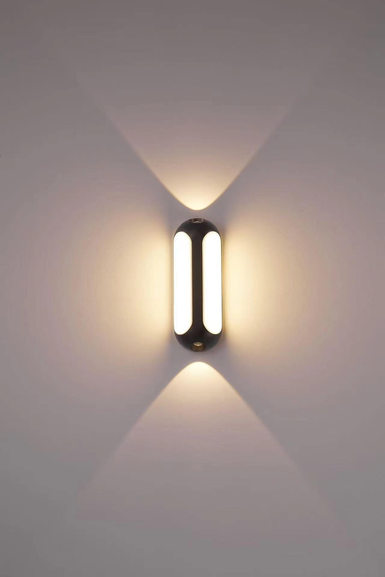 Aplique de pared exterior moderno tipo cápsula, cuerpo ovalado con paneles luminosos verticales dobles y haces de luz ascendentes y descendentes, negro, blanco y gris, HTD-EW4208 3