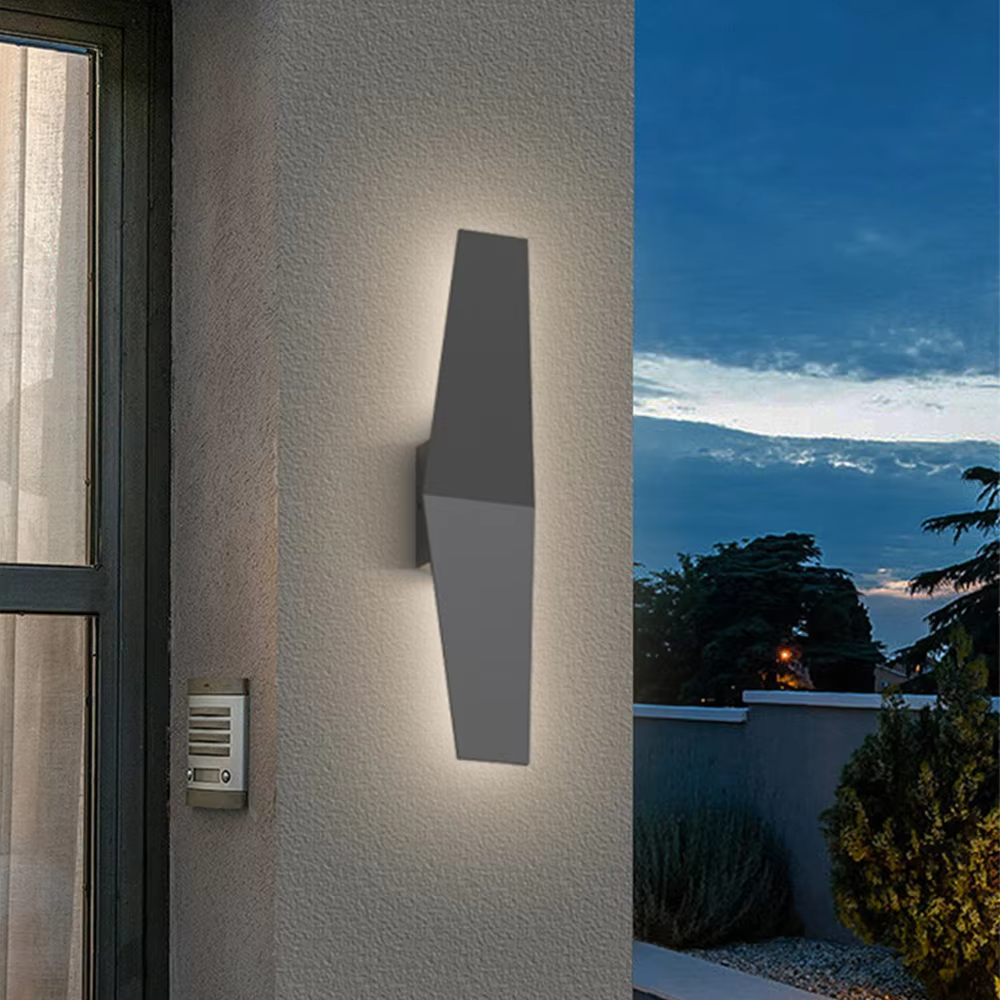 Aplique de pared exterior moderno, alargado y facetado, con cuerpo geométrico e iluminación de borde retroiluminada, en negro, blanco y gris, HTD-EW4707-186 2
