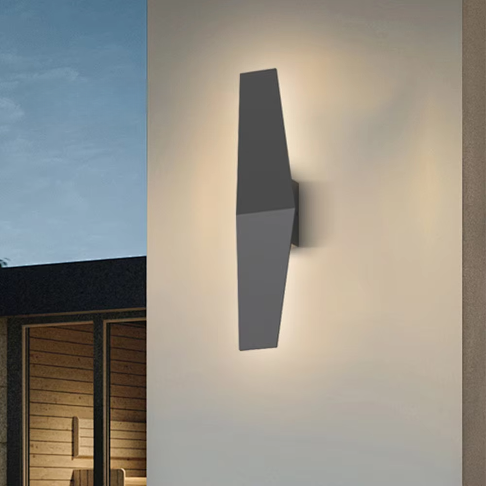 Aplique de pared exterior moderno, alargado y facetado, con cuerpo geométrico e iluminación de borde retroiluminada, en negro, blanco y gris, HTD-EW4707-186 1