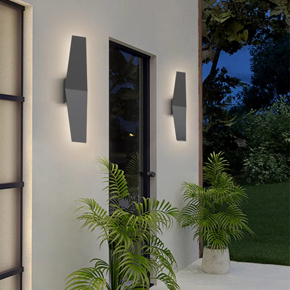 Aplique de pared exterior moderno, alargado y facetado, con cuerpo geométrico e iluminación de borde retroiluminada, en negro, blanco y gris, HTD-EW4707-186 4