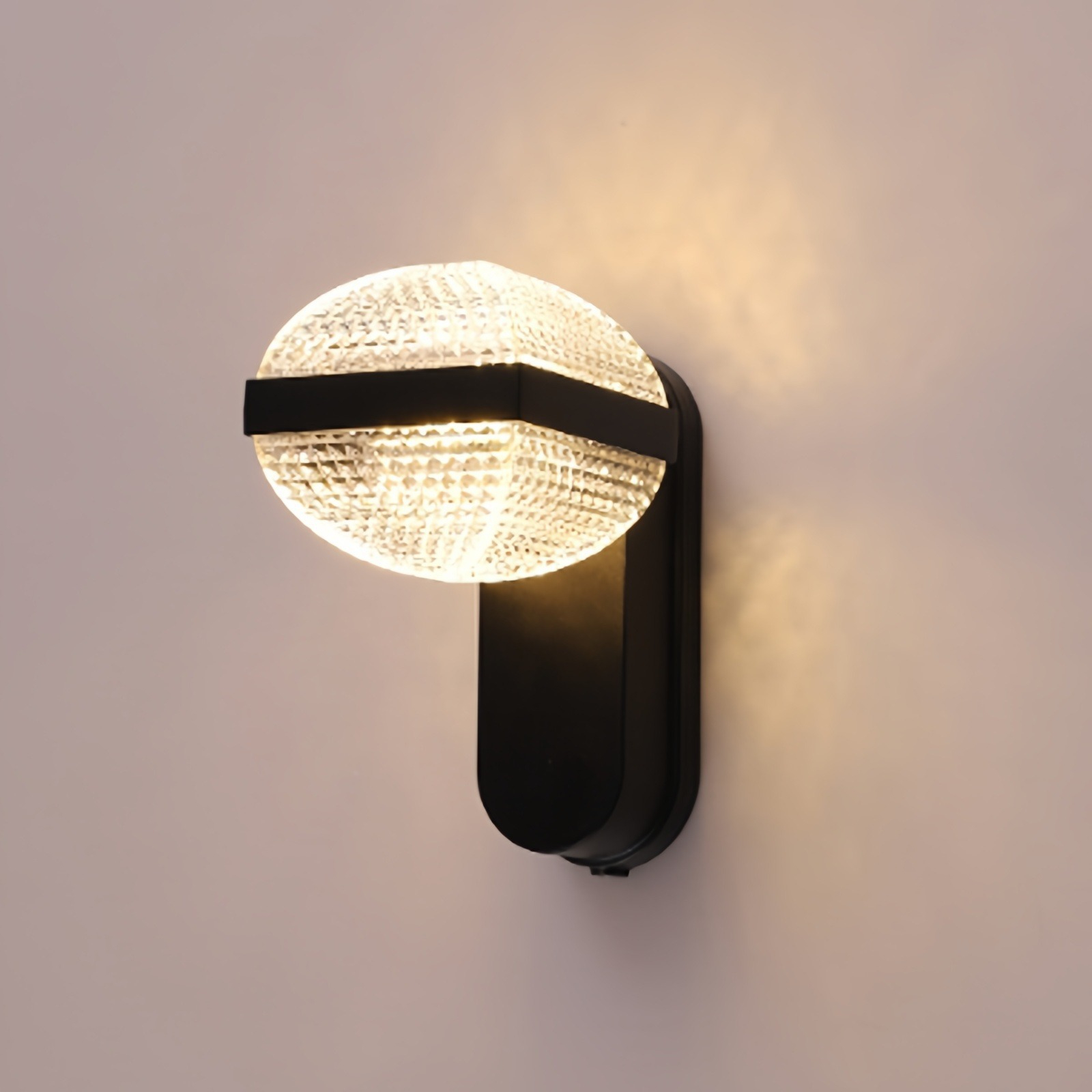 Lámpara de pared exterior moderna con globo de cristal texturizado, esfera transparente con patrón de diamante, banda negra y base ovalada, colores negro, blanco y gris, HTD-EW4231 1