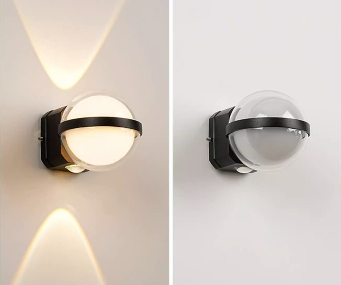Aplique de pared exterior moderno con globo de cristal, esfera transparente con banda negra y base geométrica, iluminación bidireccional, colores negro, blanco y gris, HTD-EW4331 2