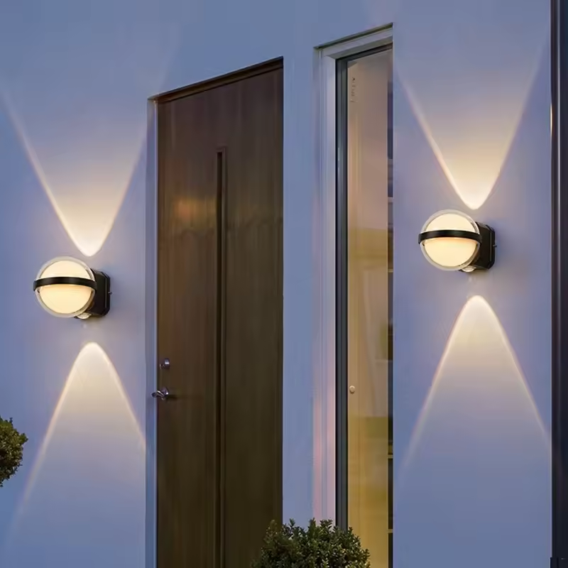 Aplique de pared exterior moderno con globo de cristal, esfera transparente con banda negra y base geométrica, iluminación bidireccional, colores negro, blanco y gris, HTD-EW4331 3