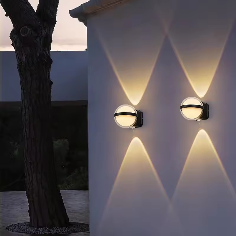 Aplique de pared exterior moderno con globo de cristal, esfera transparente con banda negra y base geométrica, iluminación bidireccional, colores negro, blanco y gris, HTD-EW4331 4